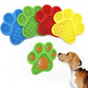 Tapis de léchage pour chiens Tapis de léchage chien avec de la nourriture dedans et installé à l'horizontal avec un chien marron et blanc devant sur le point de lécher, et le pannel des 4 modèles de couleurs différentes au dessus : bleu, vert, rouge, jaune